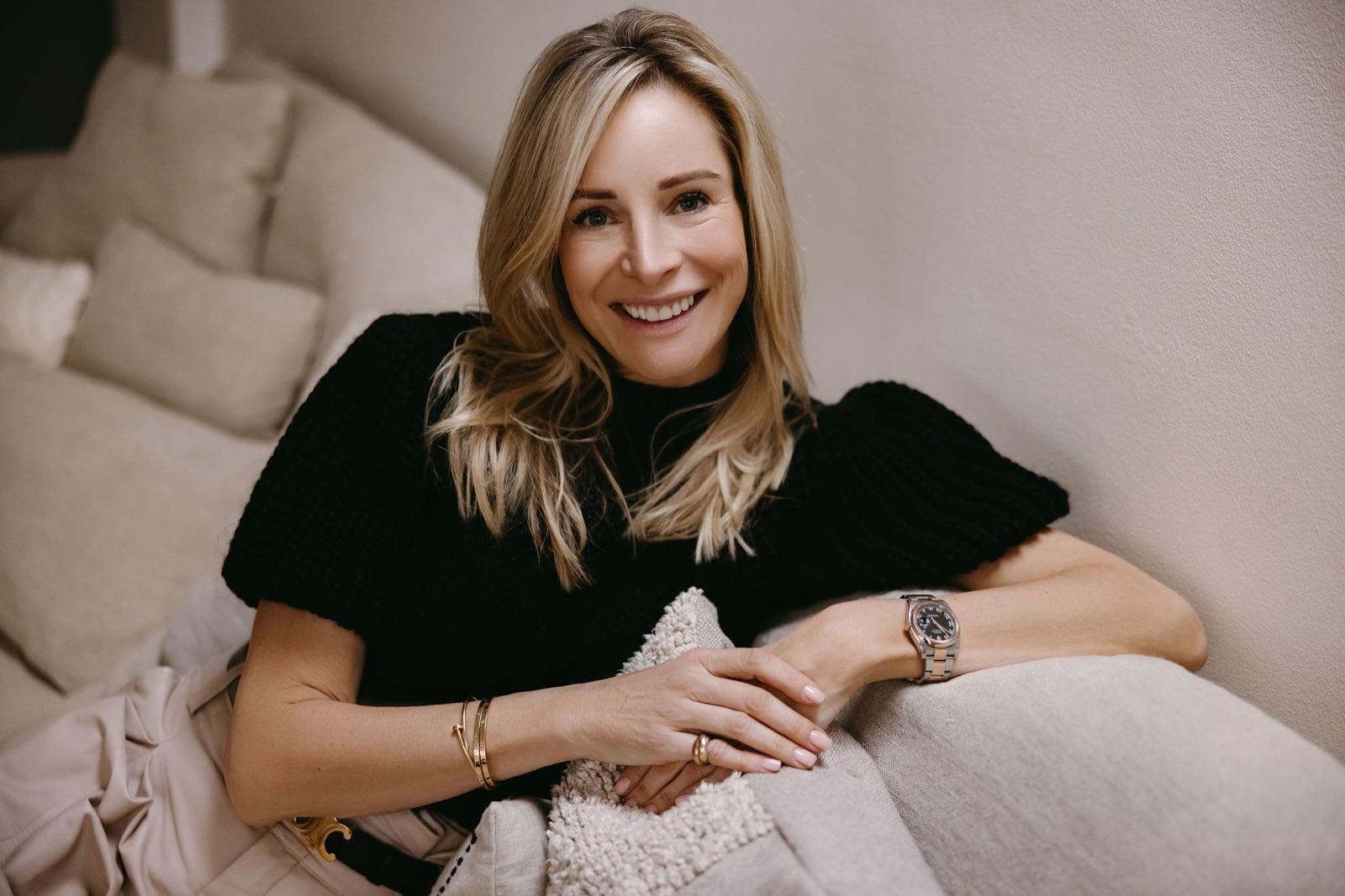 Virginie Versteegh lachend op een bank