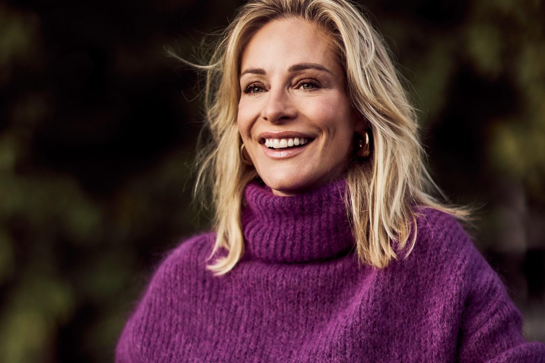Virginie Versteegh in een paarse coltrui, lachend buiten